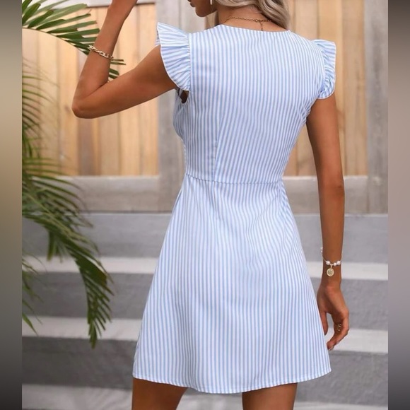 Boho plunging V neckline button detail dress - Picture 4 of 13